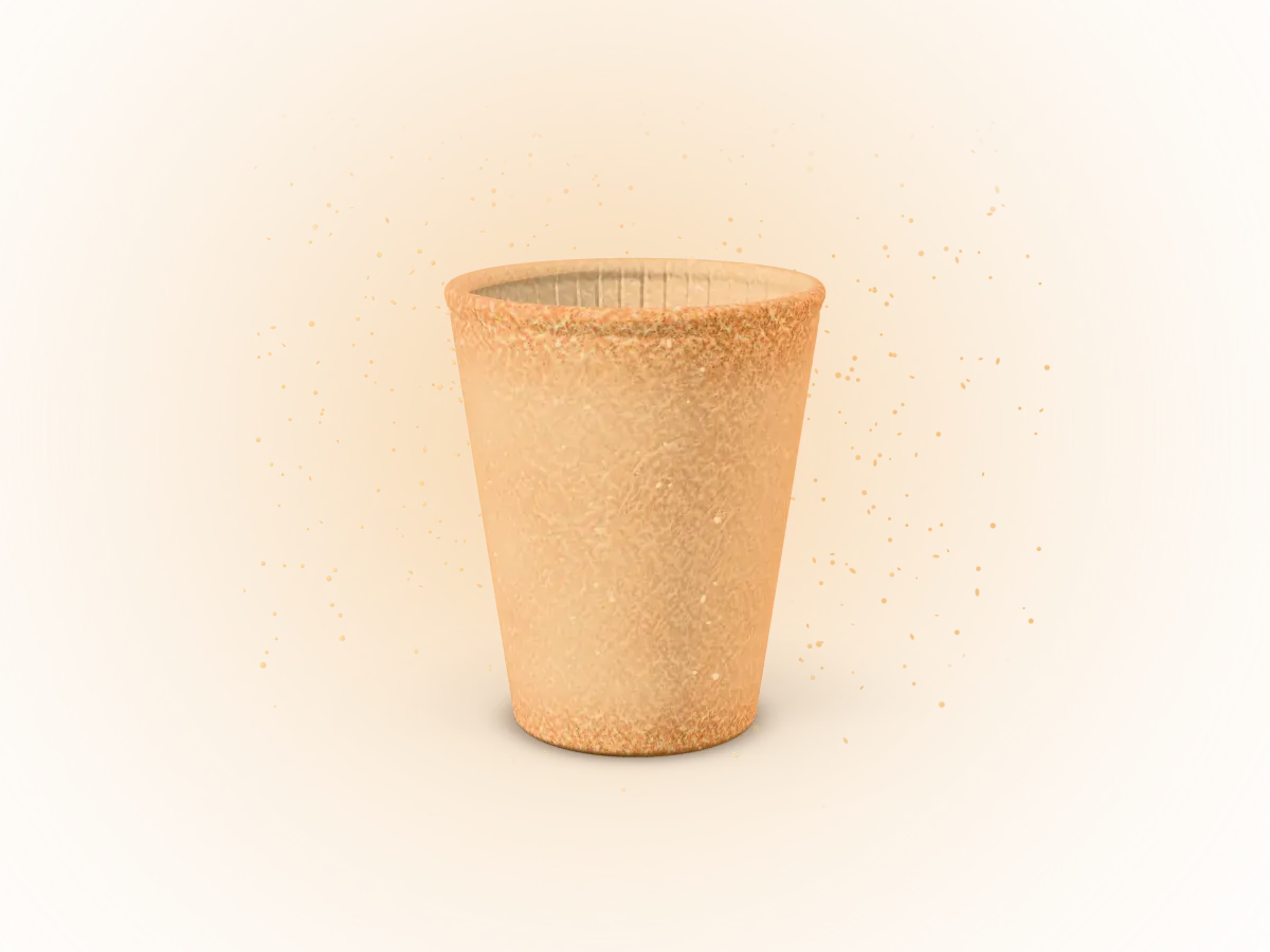 Dans une lueur chaude, la tasse pâle prend sa couleur dorée de gaufrette.