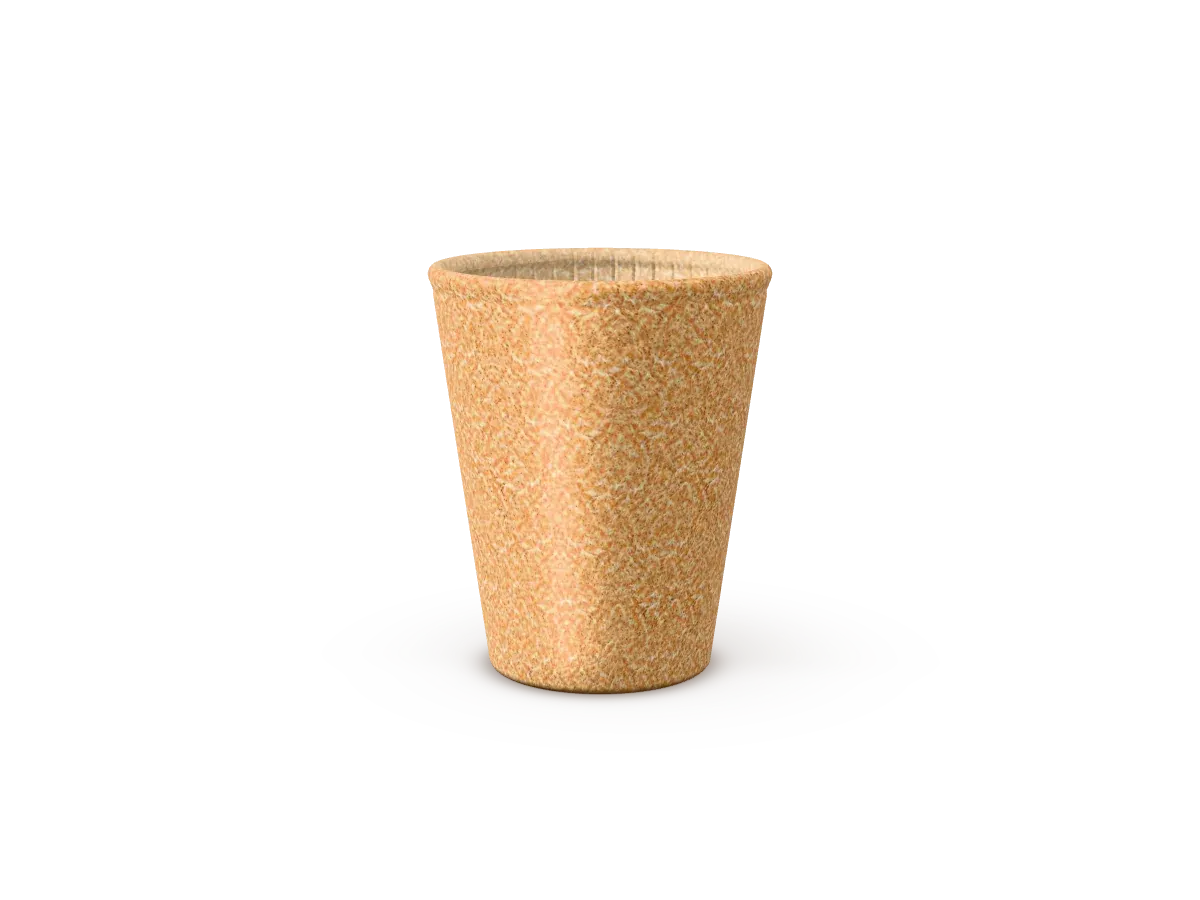Une tasse en gaufrette terminée, sans son manchon, sur un fond clair.